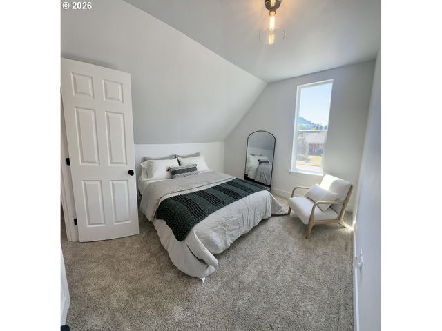 820 B St, Springfield, OR 97477