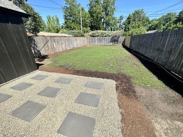 820 B St, Springfield, OR 97477