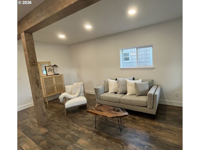 820 B St, Springfield, OR 97477