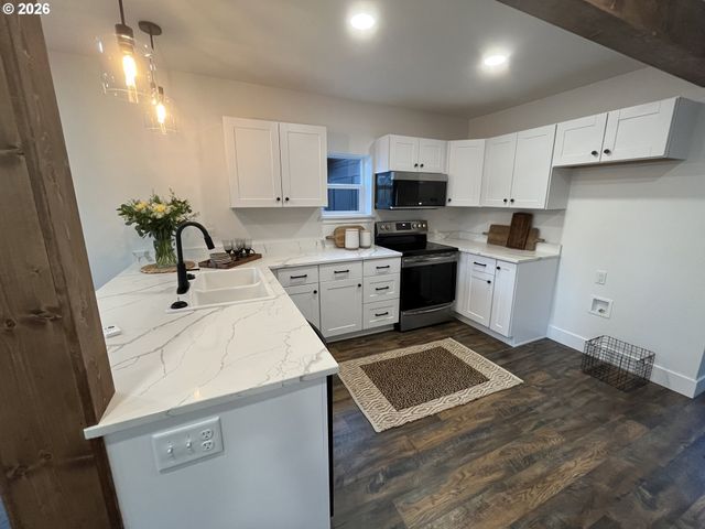 820 B St, Springfield, OR 97477