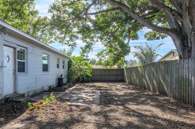 2900 LESLEE LAKE DRIVE N, St Petersburg, FL 33713