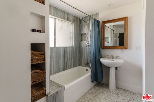 5813 El Canon Avenue, Woodland Hills, CA 91367