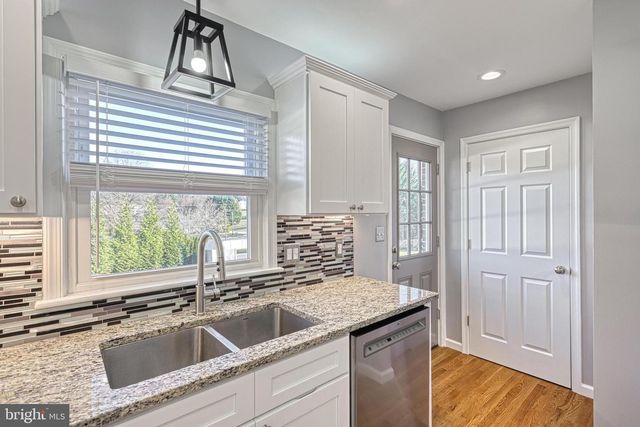 17 CHARLES AVE, Stewartstown, PA 17363