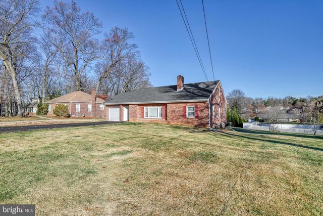 17 CHARLES AVE, Stewartstown, PA 17363