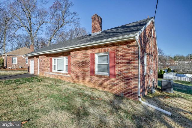 17 CHARLES AVE, Stewartstown, PA 17363