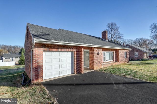 17 CHARLES AVE, Stewartstown, PA 17363