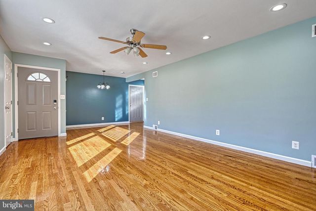 17 CHARLES AVE, Stewartstown, PA 17363