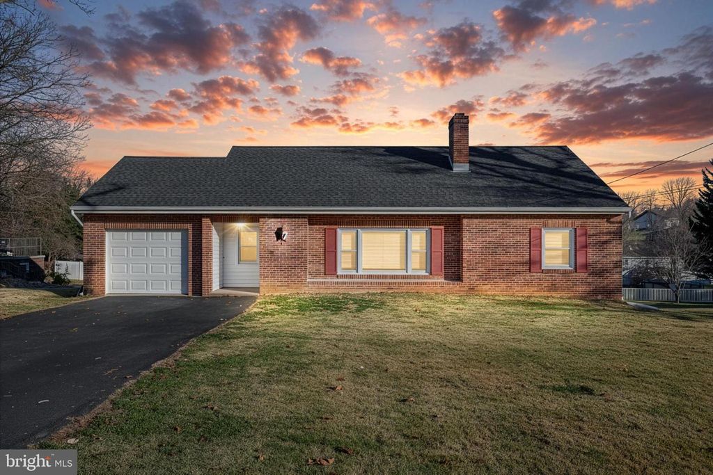 17 CHARLES AVE, Stewartstown, PA 17363