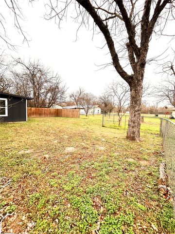 635 White Ave, Rockdale, TX 76567