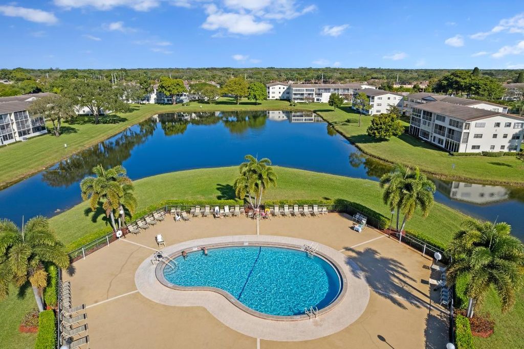 Image 3 of property listing at 581 Mansfield N, Boca Raton, FL 33434