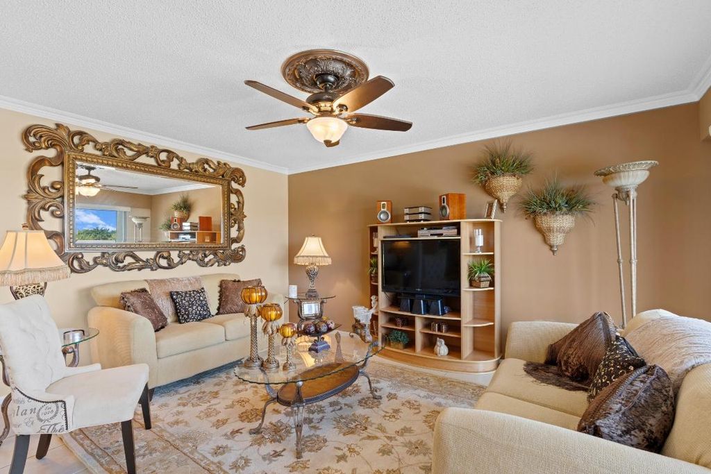 Image 5 of property listing at 581 Mansfield N, Boca Raton, FL 33434