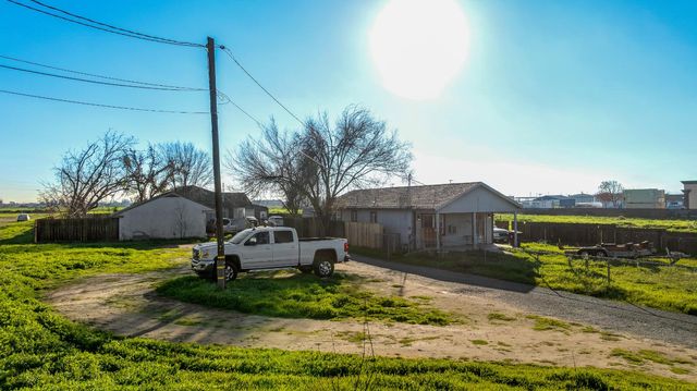 2256 W Yosemite Ave, Manteca, CA 95337