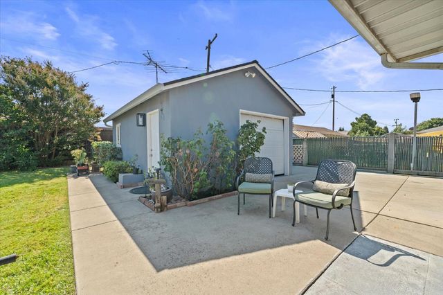 165 N Bryan Ave, Oakdale, CA 95361