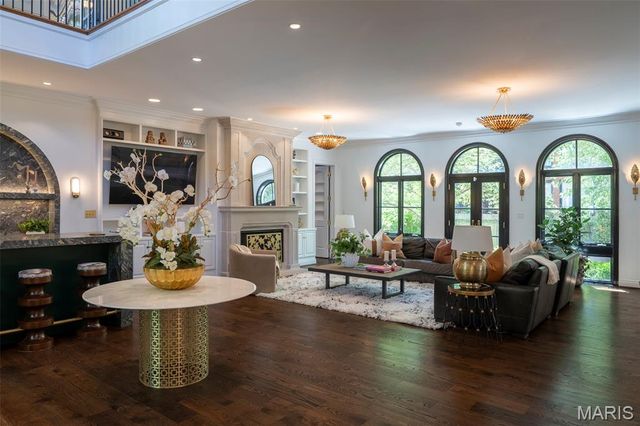 7744 Pershing Avenue, Clayton, MO 63105