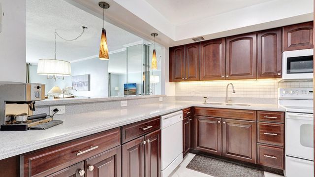 427 Golden Isles Drive 5j, Hallandale Beach, FL 33009