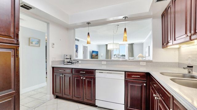 427 Golden Isles Drive 5j, Hallandale Beach, FL 33009