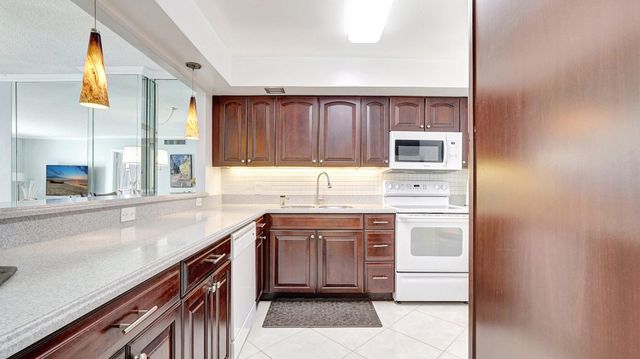 427 Golden Isles Drive 5j, Hallandale Beach, FL 33009