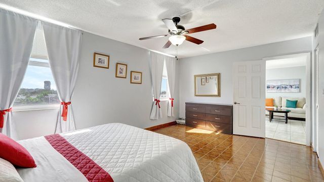 427 Golden Isles Drive 5j, Hallandale Beach, FL 33009