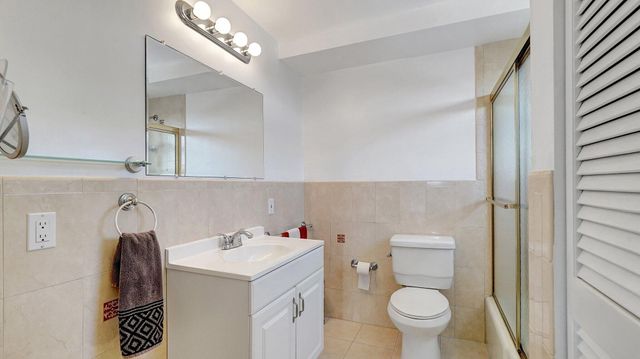 427 Golden Isles Drive 5j, Hallandale Beach, FL 33009