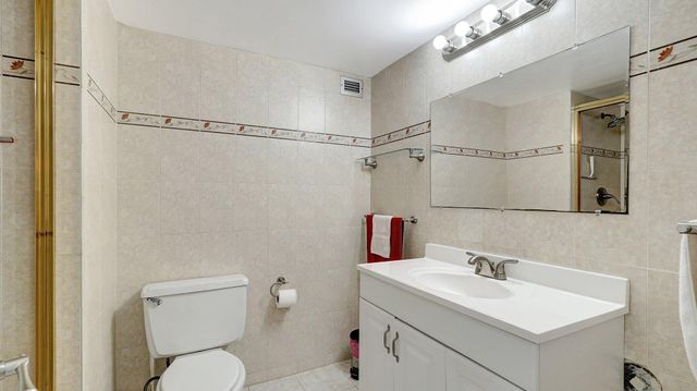 427 Golden Isles Drive 5j, Hallandale Beach, FL 33009