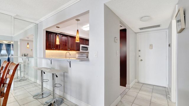 427 Golden Isles Drive 5j, Hallandale Beach, FL 33009