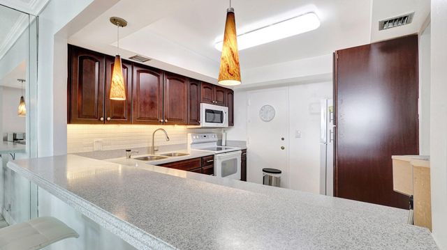 427 Golden Isles Drive 5j, Hallandale Beach, FL 33009