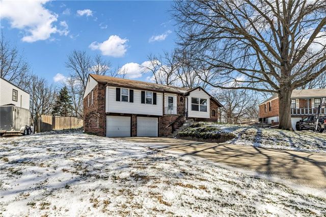 808 NW Arlington Place, Blue Springs, MO 64015