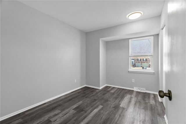 808 NW Arlington Place, Blue Springs, MO 64015