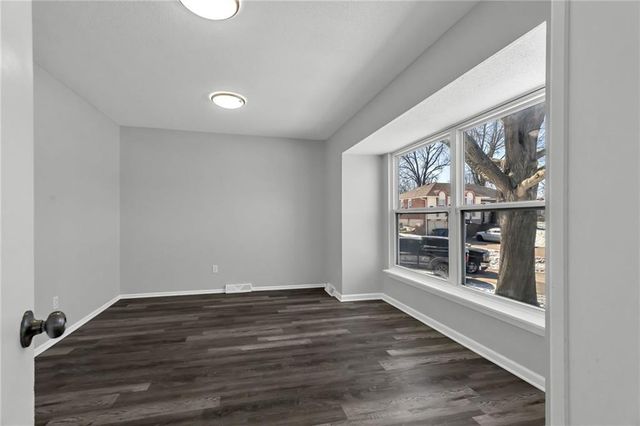 808 NW Arlington Place, Blue Springs, MO 64015