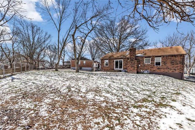 808 NW Arlington Place, Blue Springs, MO 64015