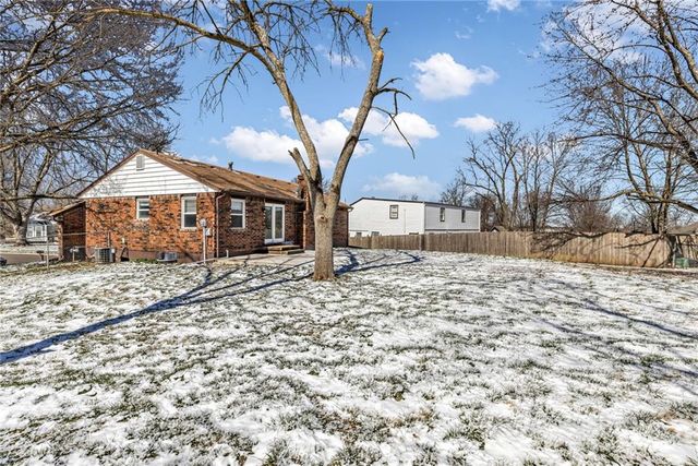 808 NW Arlington Place, Blue Springs, MO 64015