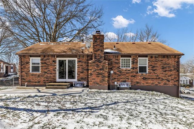 808 NW Arlington Place, Blue Springs, MO 64015