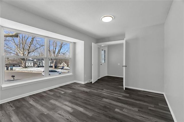 808 NW Arlington Place, Blue Springs, MO 64015