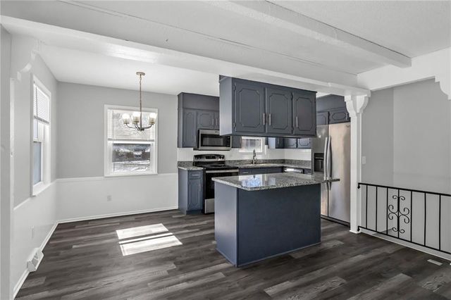 808 NW Arlington Place, Blue Springs, MO 64015