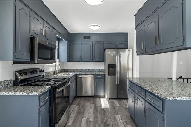808 NW Arlington Place, Blue Springs, MO 64015