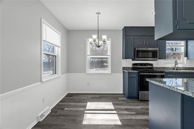 808 NW Arlington Place, Blue Springs, MO 64015