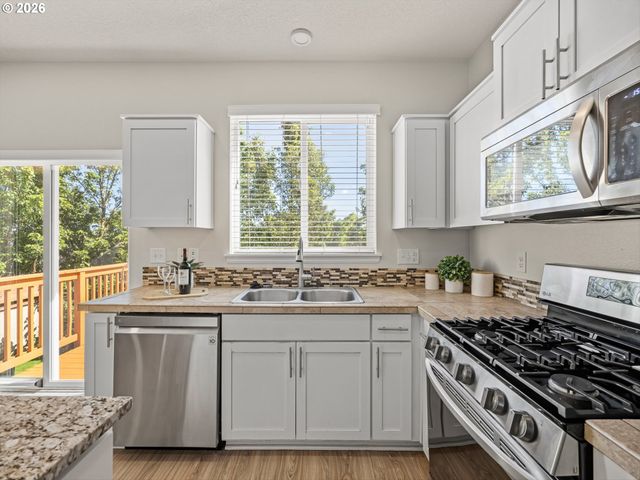 15690 Se VIVIAN Way, Happy Valley, OR 97086