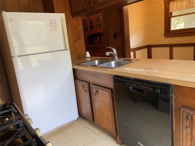222 N 1st, Wallis, TX 77485