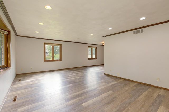 606 10th Avenue, Ackley, IA 50601