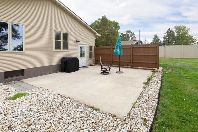 606 10th Avenue, Ackley, IA 50601
