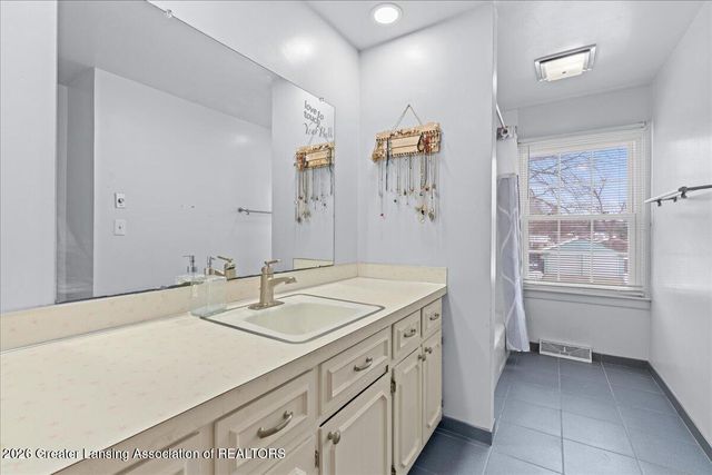 1218 Pine Street, Grand Ledge, MI 48837