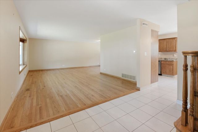 160 Fairfield Way, Bloomingdale, IL 60108
