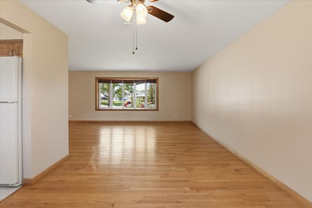 160 Fairfield Way, Bloomingdale, IL 60108