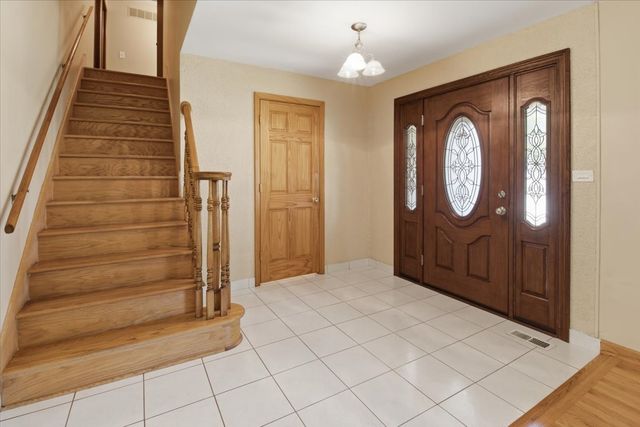 160 Fairfield Way, Bloomingdale, IL 60108