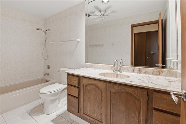 160 Fairfield Way, Bloomingdale, IL 60108