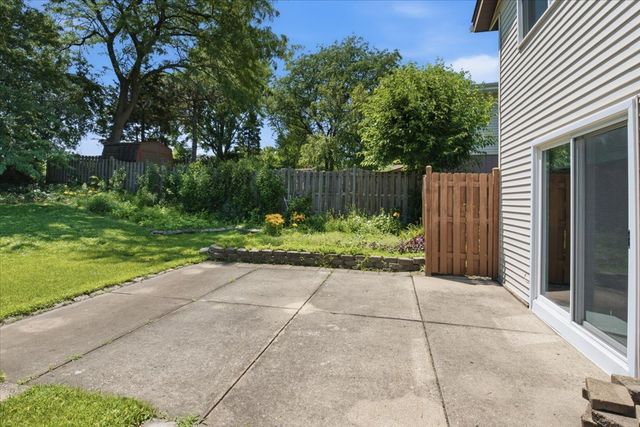 160 Fairfield Way, Bloomingdale, IL 60108