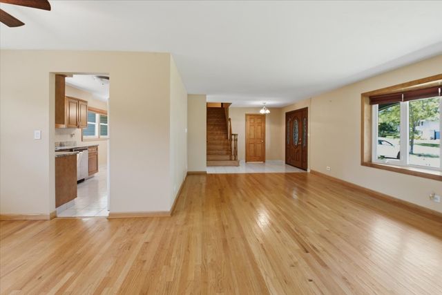 160 Fairfield Way, Bloomingdale, IL 60108