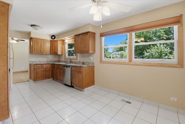 160 Fairfield Way, Bloomingdale, IL 60108