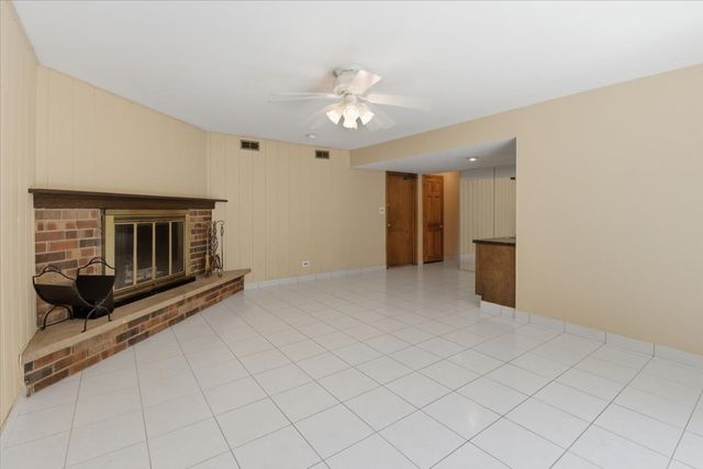 160 Fairfield Way, Bloomingdale, IL 60108