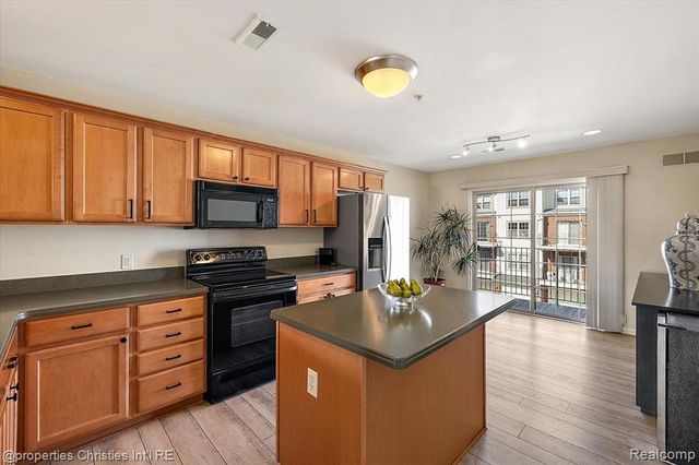 1466 Ashford Court, Troy, MI 48084